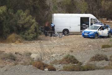 La Policía Local pilla in fraganti a dos hombres cuando desguazaban chatarra industrial en el Barranco Real/TA.